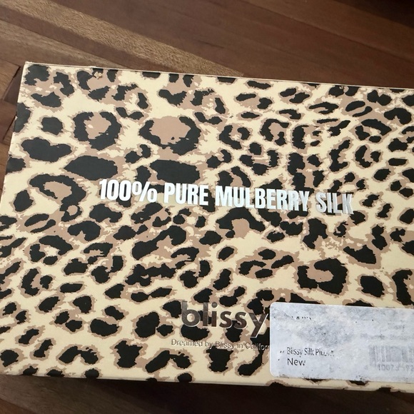 Blissy Leopard Pattern Pillowcase - Picture 2 of 6